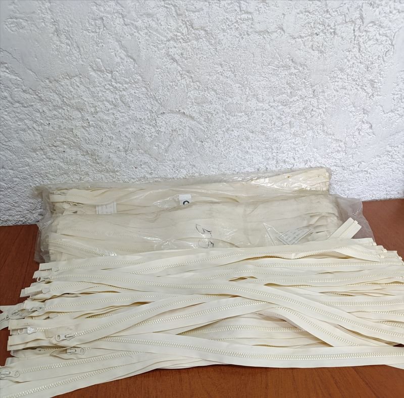Lote siguiente: Colección de cremalleras de plástico