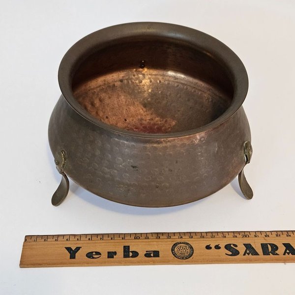 Gran olla de cobre con patas de bronce para venta - imagen 1