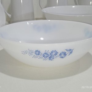 Set de 8 Piezas de Cerámica y Vidrio Blanco: Jarras, Platos y Bowls Decorados - imagen 6