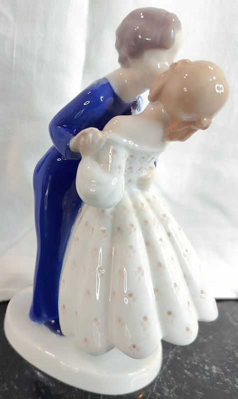 Figura danesa B&G Bing & Grondahl #2162 de pareja enamorada - imagen 2