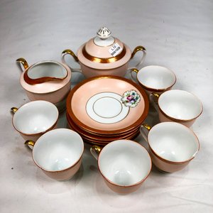 Jarra, Pocillos y Platitos de Porcelana Blanca con Guardas Florales Bordo y Rosado - imagen 2
