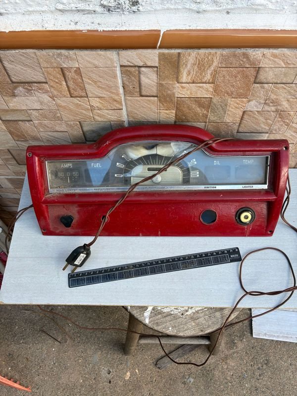 Tablero de vehículo antiguo 1952 con luz - imagen 1