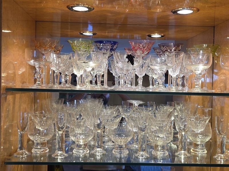 Lote siguiente: Colección de copas de vino con diseños variados