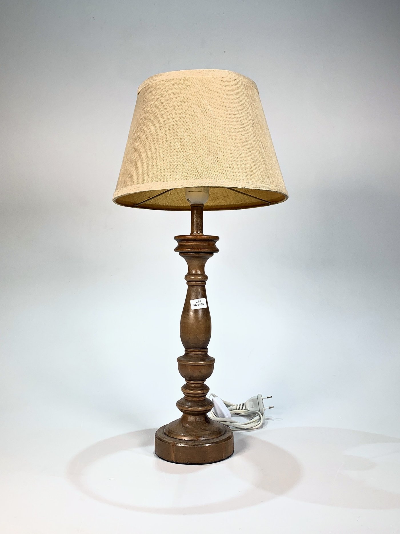 Lámpara de Mesa con Pie de Madera Torneado y Pantalla Textil