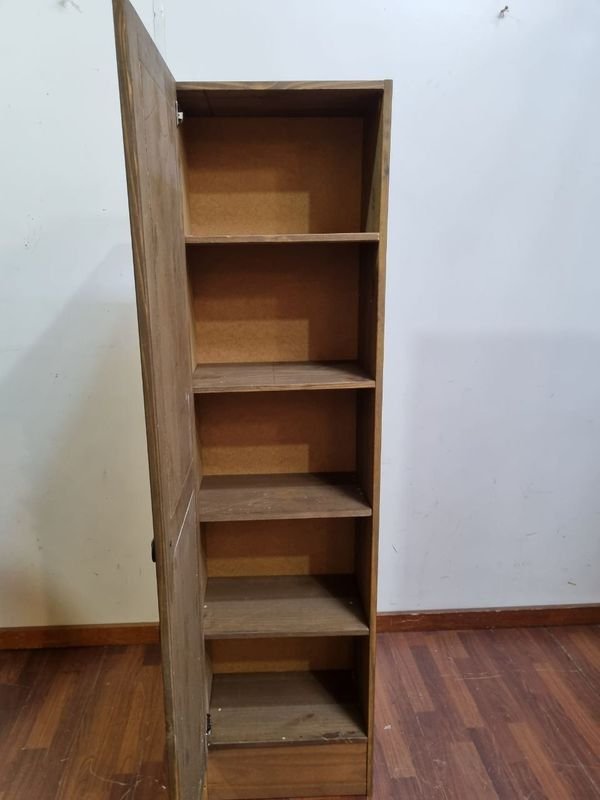 Mueble de madera con estantes y cerradura - imagen 3