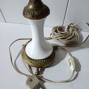 Lámpara de Mesa Antigua de Porcelana Blanca y Bronce - imagen 2