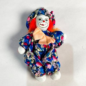 Lote de Tres Muñecos de Porcelana con Diseños y Tamaños Variados - imagen 4