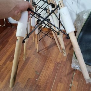 Lote de Sillas Plásticas con Patas de Madera y Asientos de Colores - imagen 4