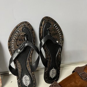 Lote de 14 Pares de Calzado: 7 Pares de Alpargatas y 7 Pares de Chinelas - imagen 6