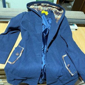 Lote siguiente: Tapado Azul Talle M con Capucha y Detalles Cuadros