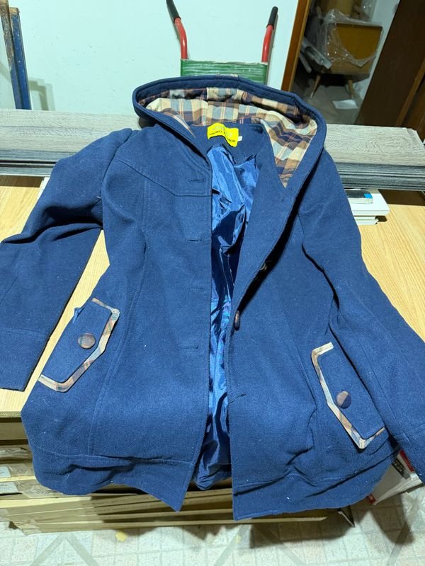 Tapado Azul Talle M con Capucha y Detalles Cuadros