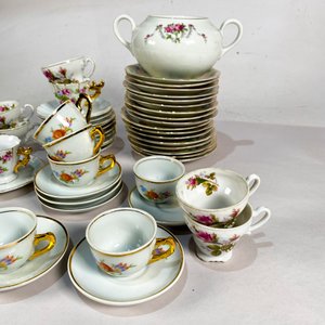 Lote de Loza: Azucarero, Pocillos y Platos con Diseño Floral - imagen 3