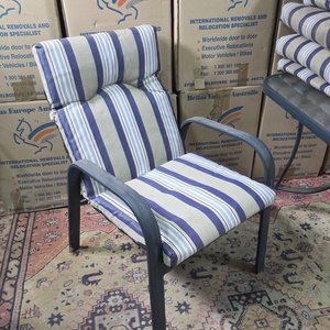 Juego de Jardín: Mesa Rectangular con Tapa de Vidrio y Sillas Apilables con Almohadones Rayados - imagen 6