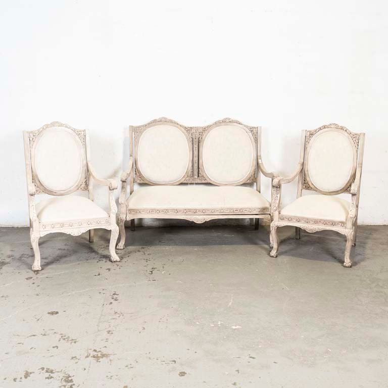 Sofá y sillones de tres piezas, tallados y pintados, con detalles en la madera y la pintura - imagen 1