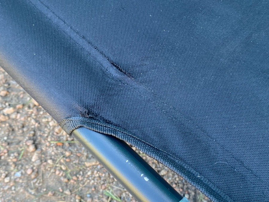 Catre plegable para camping con estructura metálica y asiento textil - imagen 3