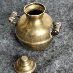 Jarróncito con tapa y porta fósforo de bronce macizo - imagen 3