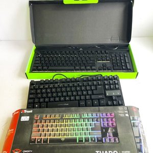Lote siguiente: Dos Teclados Gamer con Luces LED: Vertux y Trust
