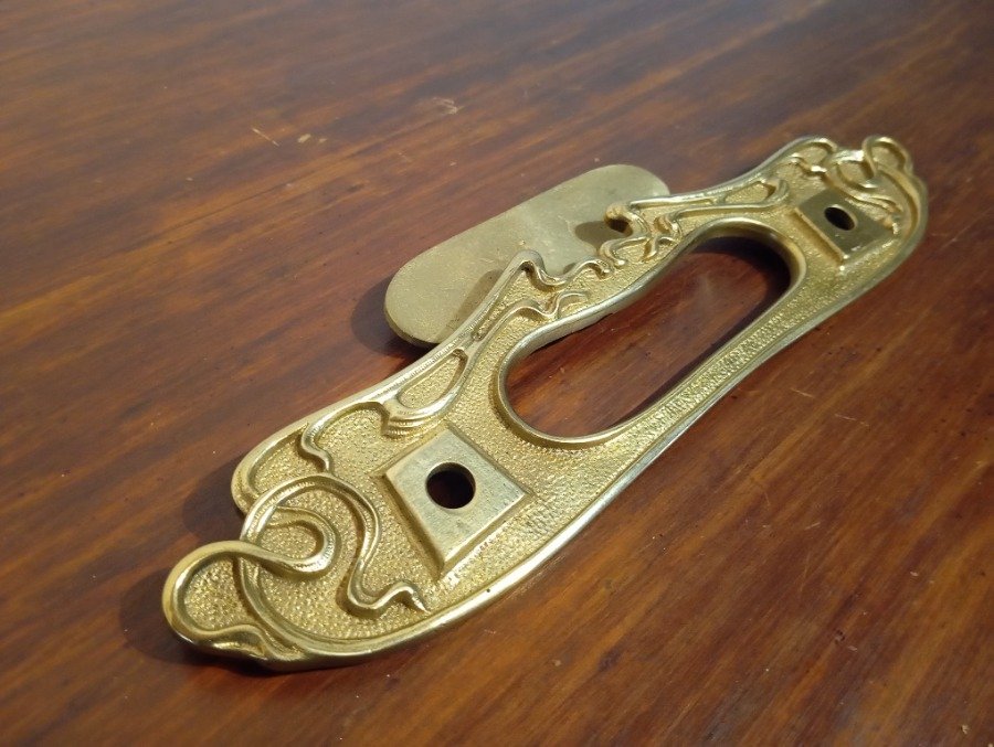 Antiguo frente de buzonera en bronce con diseño ornamentado - imagen 5