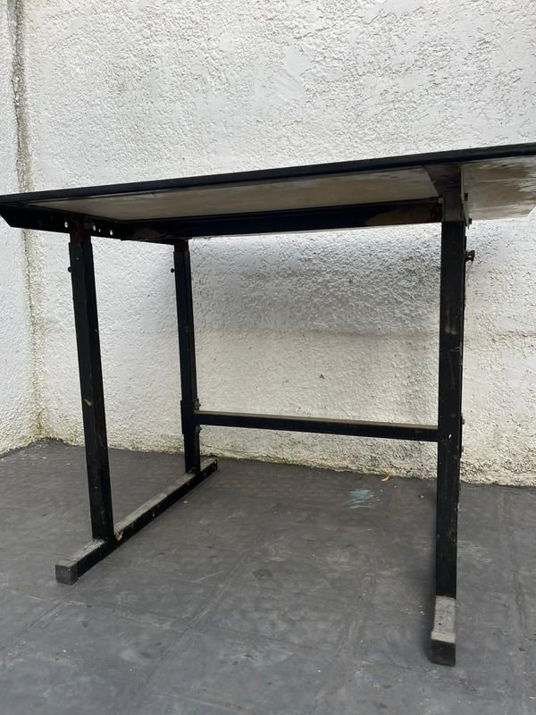 Mesa de trabajo en madera con estructura metálica - imagen 2