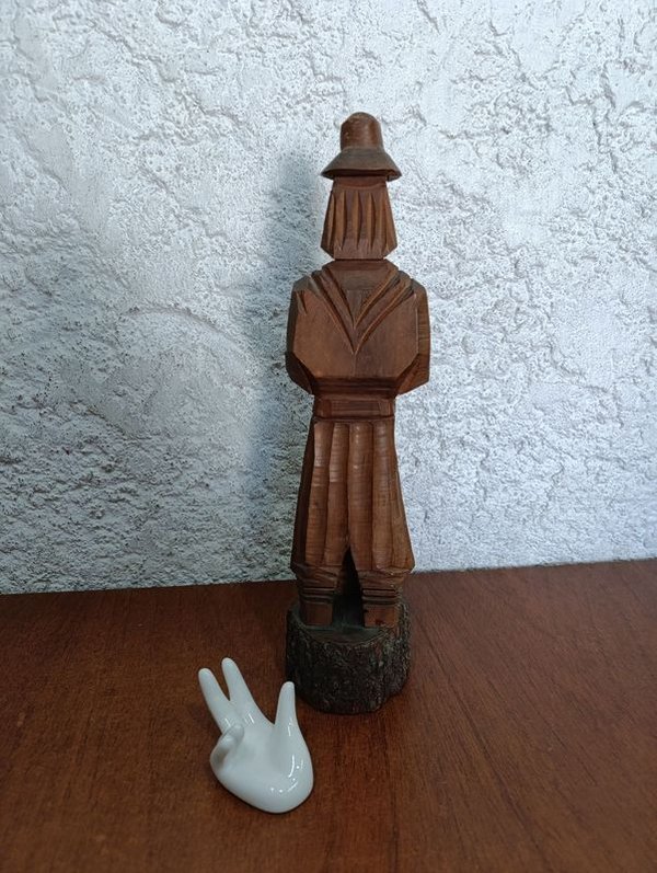 Estatua de gaucho tallada a mano en madera - imagen 2