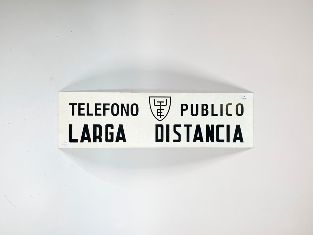 Lote siguiente: Cartel de acrílico con monograma y teléfono público
