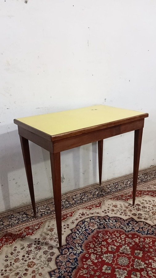 Mesa en madera con tapa de cármica amarilla - imagen 3