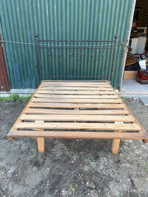 Cama de 2 Plazas con Respaldo de Hierro y Base de Madera
