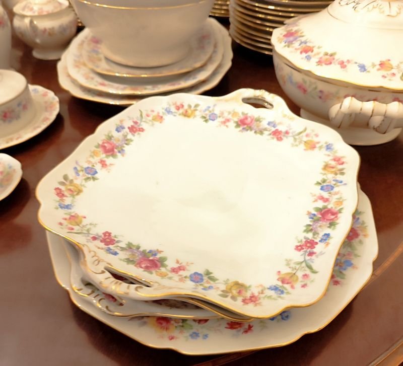 Monumental set hipercompleto de 114 piezas en inmaculado estado, de lo mejor de la porcelana alemana Hutschenreuther para 12 personas, pero viene con 24 platos de mesa de 24 cms, 12 hondos de 24 cms también, 12 de postre o entrada de 19 cms, sopera, tarrina, 2 ensaladeras, 7 fuentes (3 ovaladas, 2 redondas y 2 cuadradas, de diferentes tamaños), salsera, dulcera o mantequera, 2 copetineros, lechera, azucarero, tetera, 12 tazas y platillos de café y 12 tacitas de café con sus respectivos platitos. Lo único que parecería faltar es la cafetera. A simple vista todo está inmaculado, salvo 2 de los 24 platos grandes, donde uno está restaurado y el otro presenta una mínima fisura superficial, una mínima fisura en uno de los copetineros, y un mínimo chip en el borde del azucarero. El precio es por todo el lote. NO SE ENVÍA NI SE EMBALA. - imagen 19