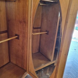 Antiguo Roper de Tres Cuerpos en Madera Noble con Espejo Ovalado - imagen 3