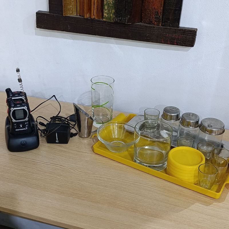 Lote de Cocina con Bandeja Amarilla y Radios Motorola