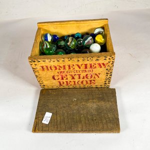 Caja de Madera con Gran Variedad de Bolitas Antiguas - imagen 1