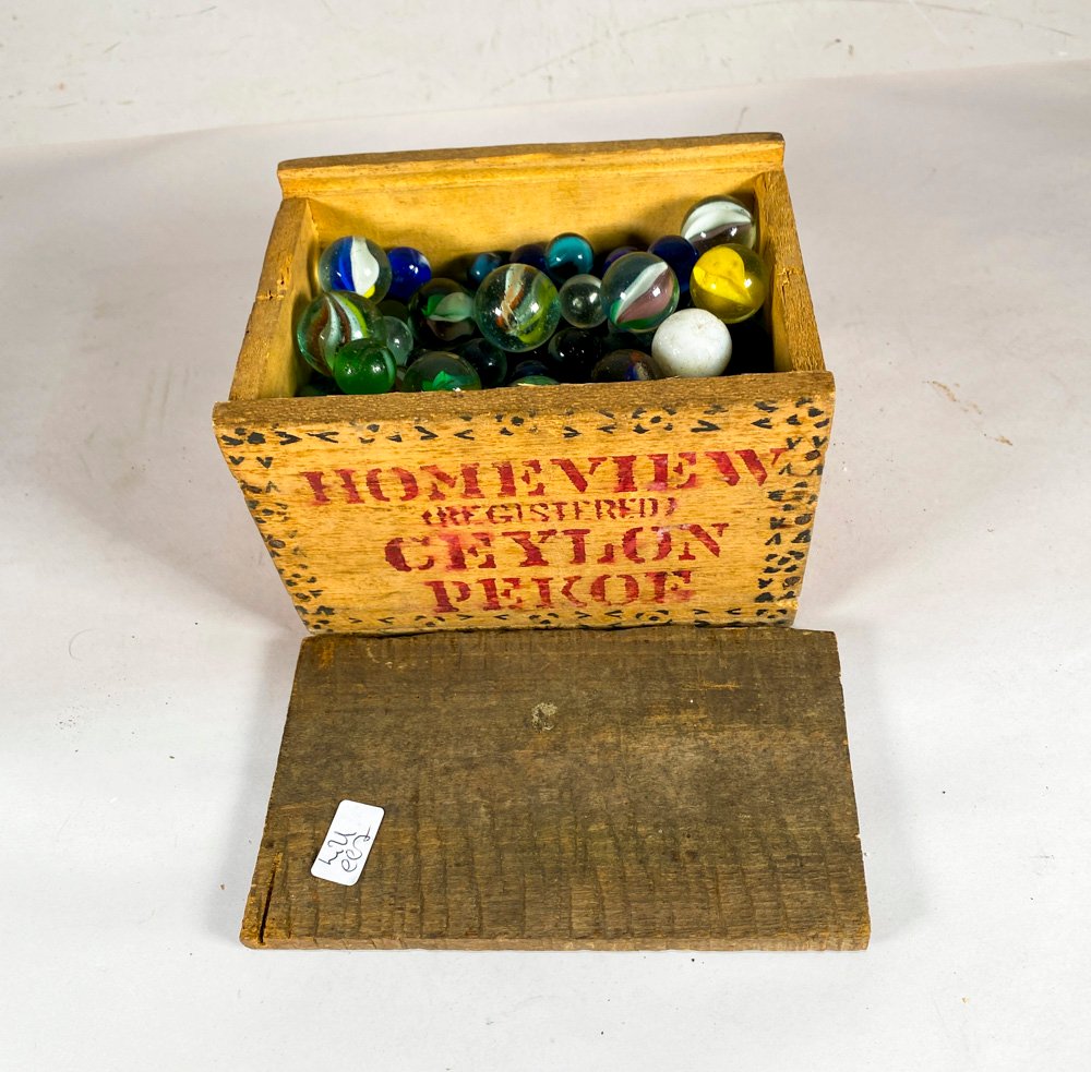 Caja de Madera con Gran Variedad de Bolitas Antiguas