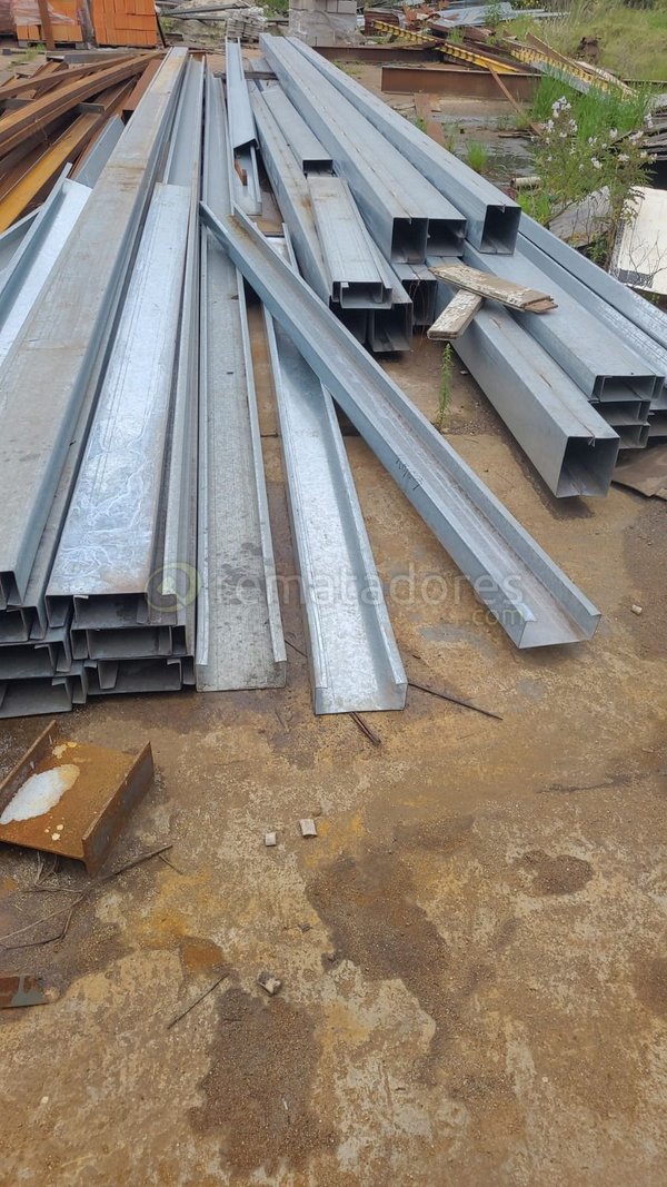 Lote de Perfiles Metálicos Galvanizados para Construcción