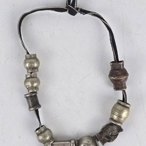 Collar Artesanal con Dijes Metálicos Estilo Criollo - imagen 2