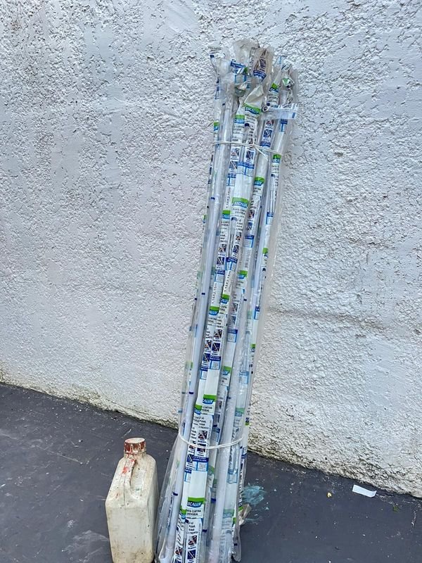 Porta Cortinas de baño a la vista y bidones para almacenamiento - imagen 2