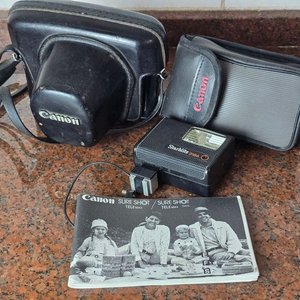 Lote de 3 Cámaras Fotográficas Vintage Canon Japonesas con Accesorios - imagen 6