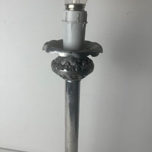 Lámpara de Sobremesa Antigua de Peltre Repujado - imagen 5