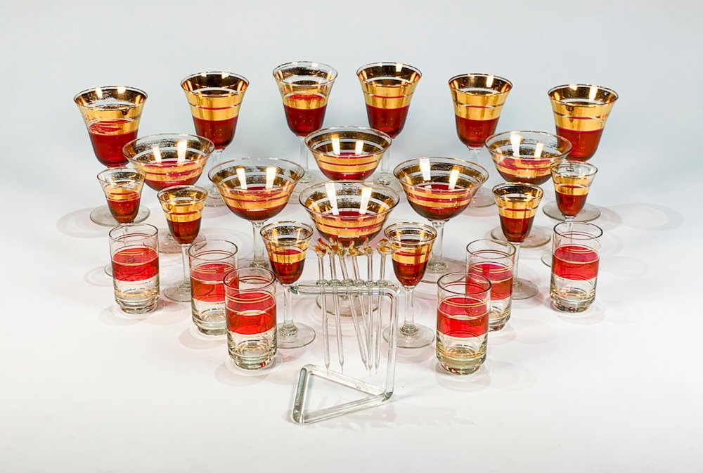 Conjunto de 24 Piezas de Cristalería Rubí y Dorado: Copas de Champaña, Vino, Vasos de Licor y Pinchos