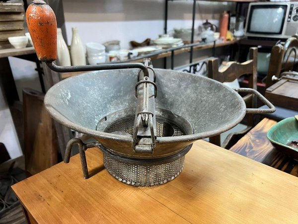 Pasapurés Colador Metálico Antiguo con Manivela de Madera