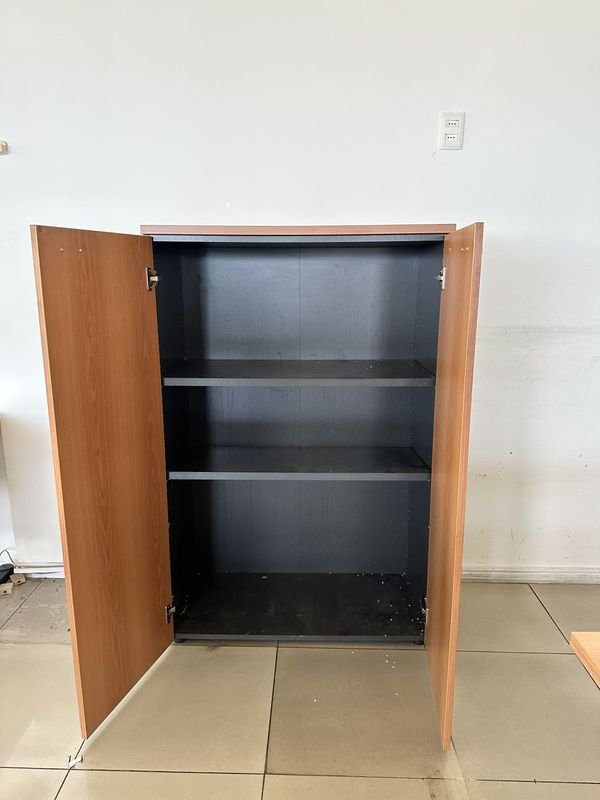 Armario biblioteca de madera con diseño de dos puertas - imagen 3