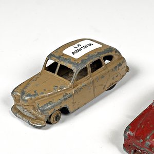 Dos autos de metal Dinky Toys ingleses, Ford Sedan y otro - imagen 2