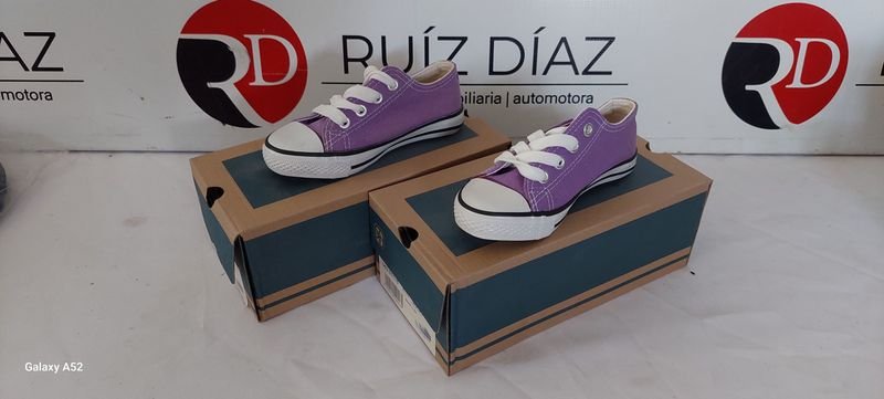 Lote siguiente: Zapatillas de color morado, tamaño 26