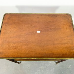 Mesa de Servicio Francesa Rodante de Caoba con Greca y Ruedas de Bronce - imagen 2