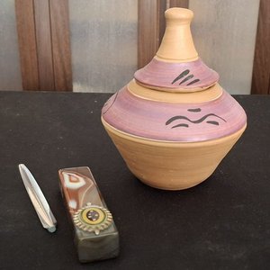 Lote de Adornos: Pisapapeles de Piedra, Florero de Cerámica, Porta Lápiz y Caracoles - imagen 2