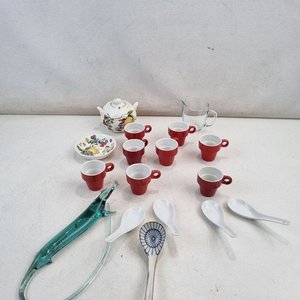 Lote de Tetera, Pocillos Rojos, Jarra y Accesorios con Decoración Frutal - imagen 2