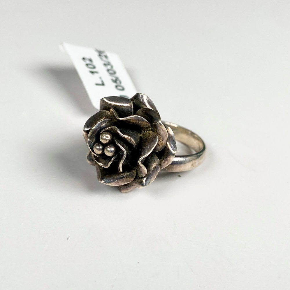 Lote anterior: Anillo de plata con diseño de rosa