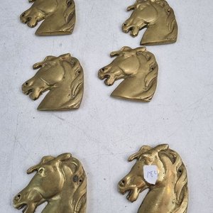 Lote siguiente: Conjunto de 6 Apliques en Bronce con Diseño de Cabeza de Caballo