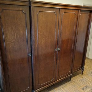 Importante Roper de Madera Lustrada con Espejos y Cajonera - imagen 3