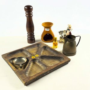 Lote siguiente: Lote de 6 piezas: copetinero de madera, colador de té, salero, figura de porcelana y más