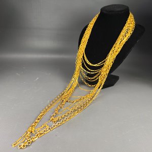 Lote siguiente: Collar Dorado Multicapa con Diseños Variados de Cadenas